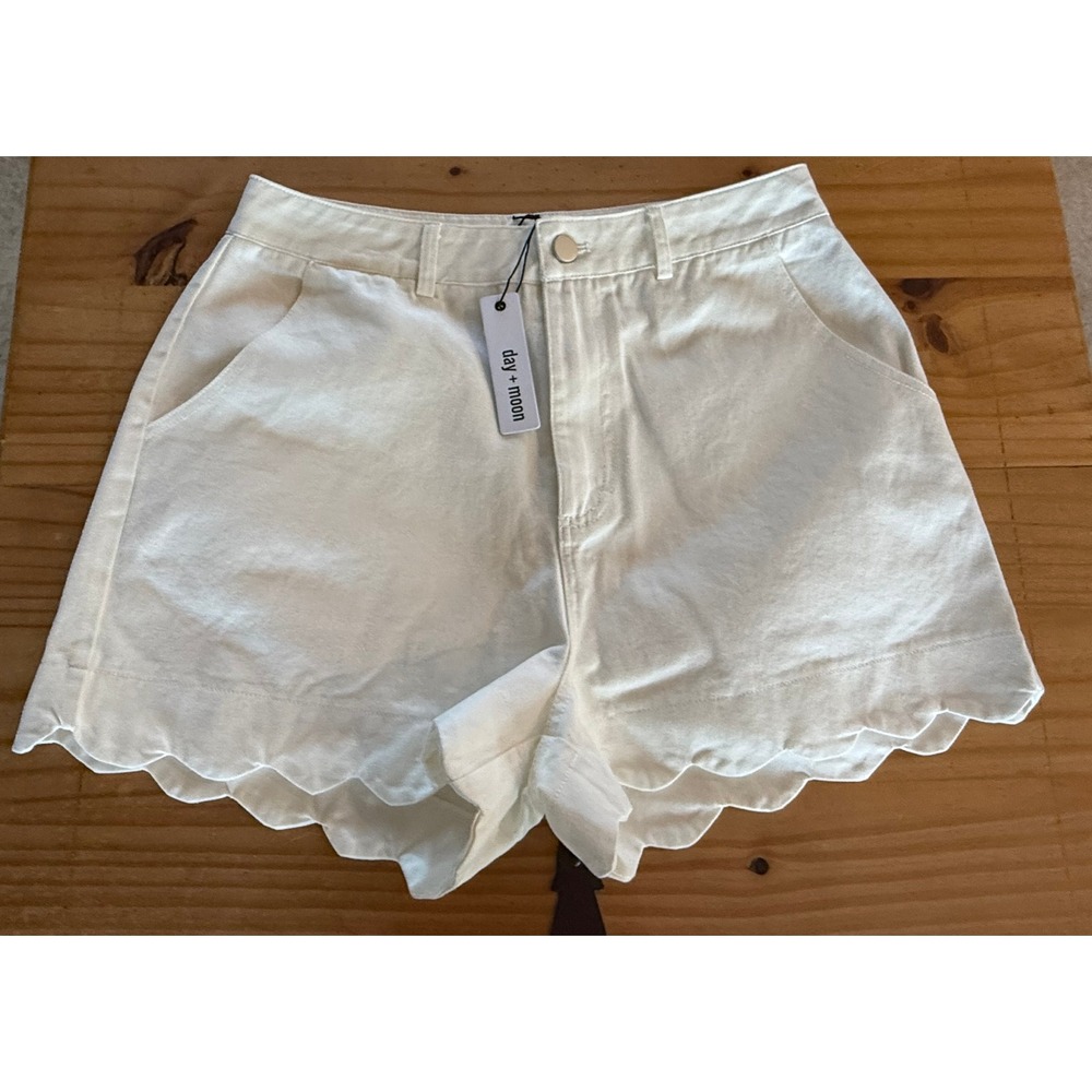 Scalloped Hem White Boutique Day + Moon Shorts-‎ Size Medium